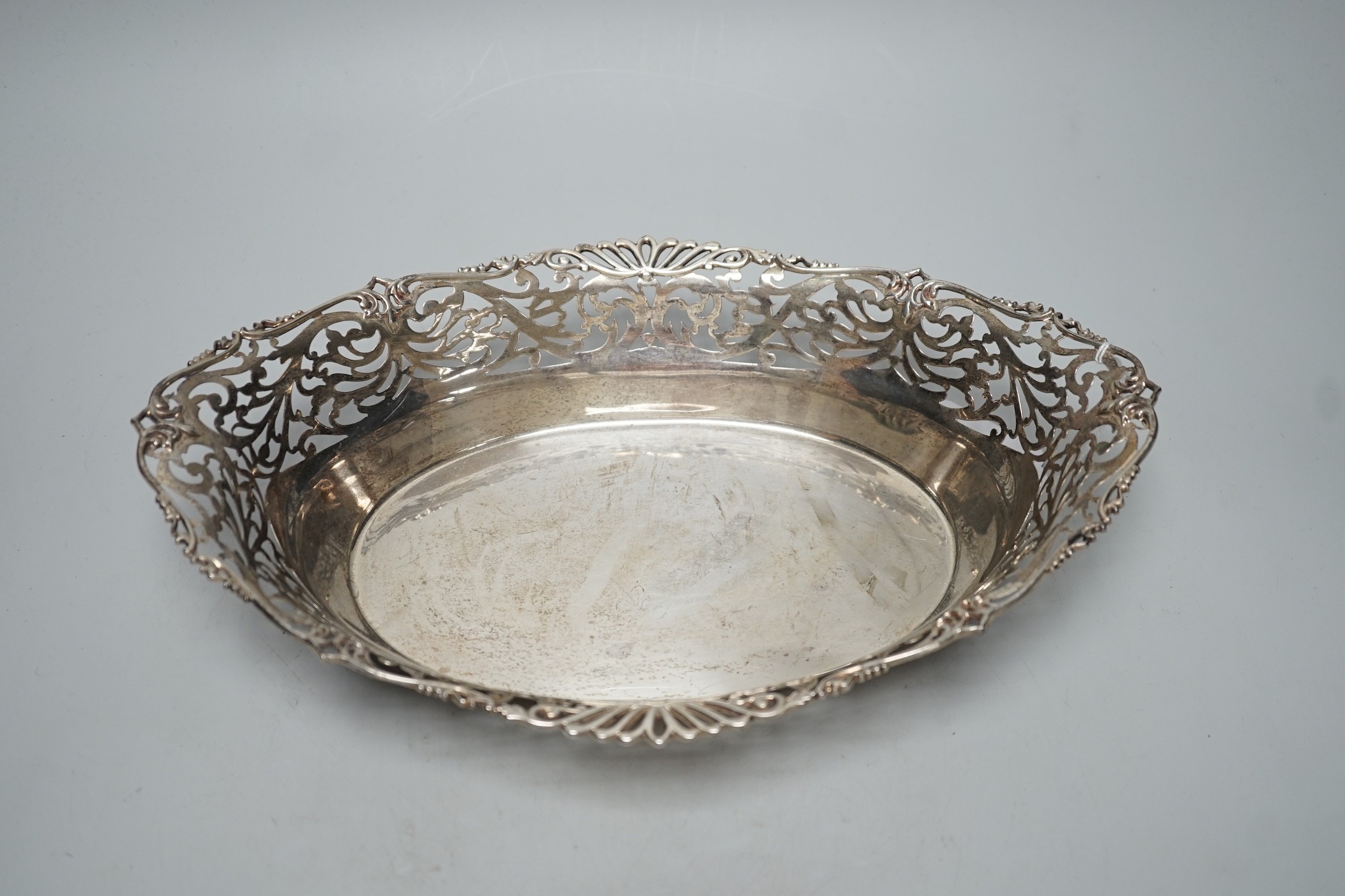 A George V silver oval pierced fruit bowl, by Mappin & Webb, Birmingham, 1929, 30.2cm, 12.4oz.
